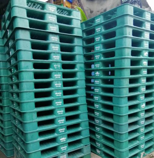 pallet nhựa mặt lưới 1100x1100x150mm ( xanh bộ đội )